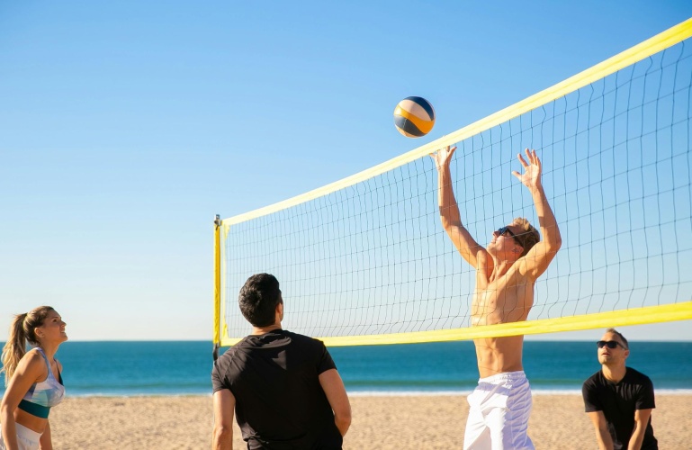 Sierpień 2025 na Mierzei Wiślanej – pełny kalendarz koncertów, festiwali i wydarzeń w Krynicy Morskiej, Stegnie, Kątach Rybackich i okolicach